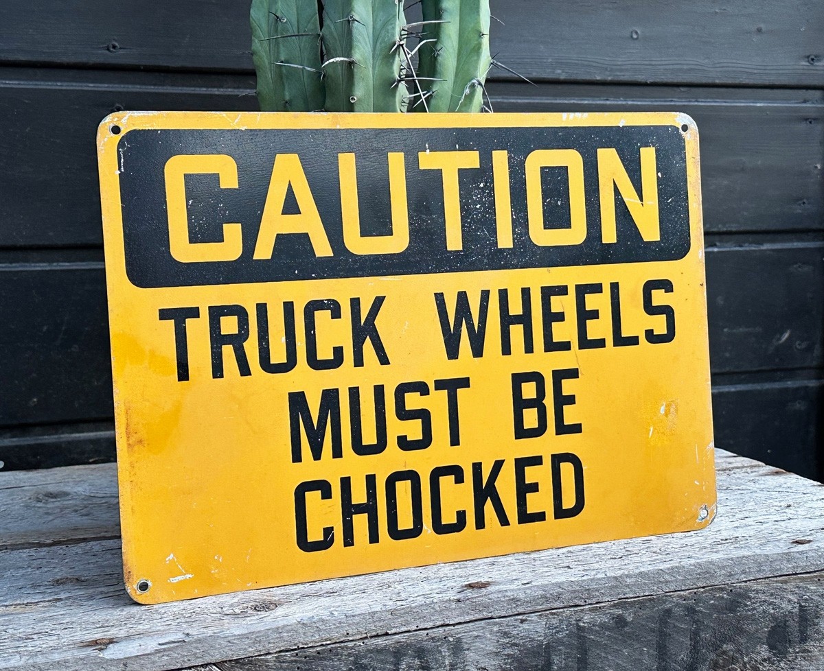 CAUTION -  Truck Wheels must be Chocked Schild