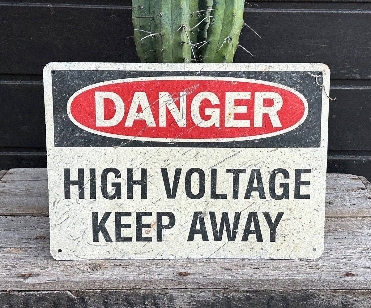 Danger - High Voltage Keep Away Schild