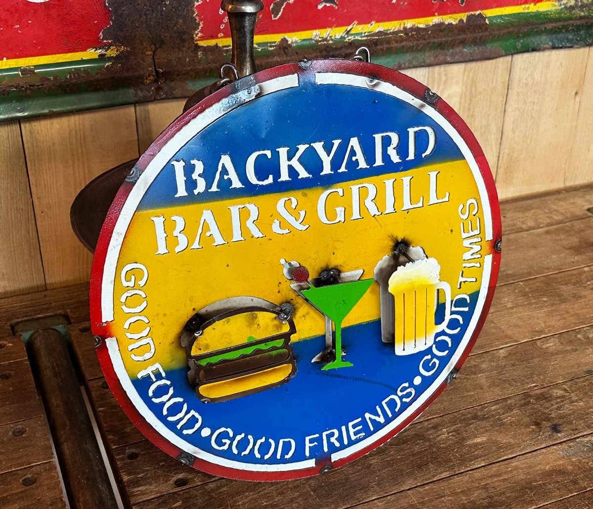 Backyard Bar & Grill Schild