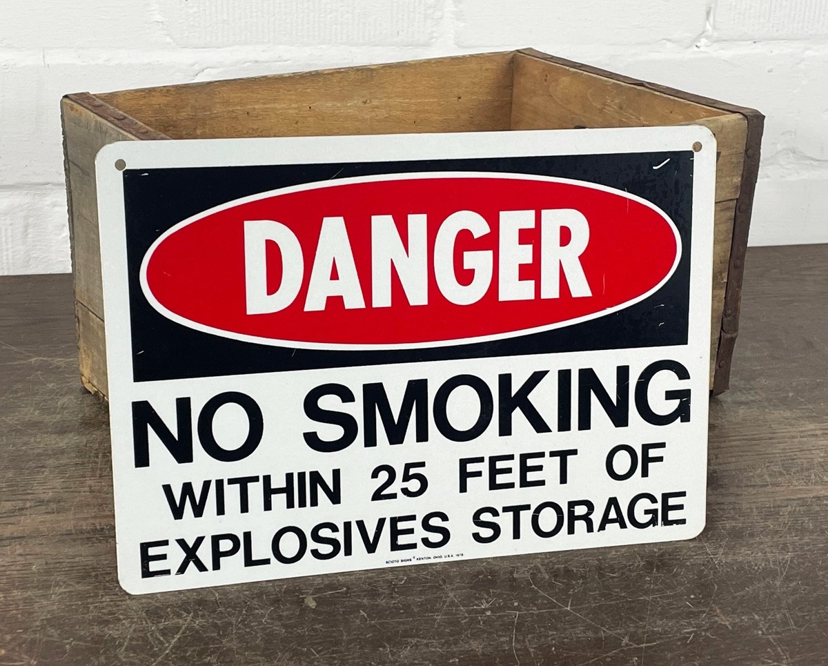 Danger - No Smoking Schild