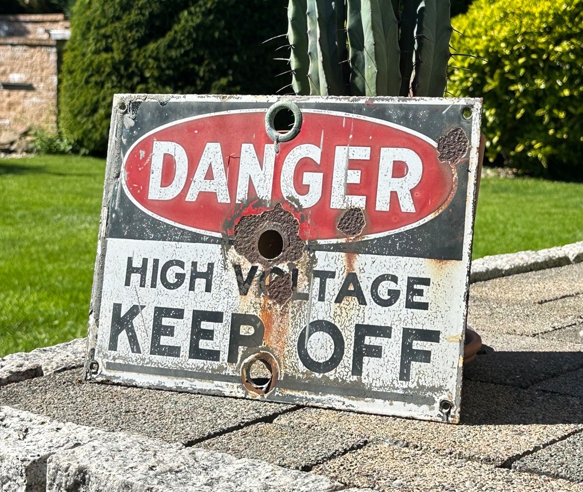 Danger - High Voltage Keep Off Emailschild