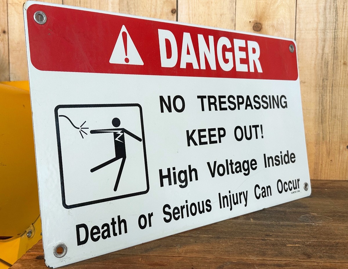 Danger - No Trespassing Keep Out Emailleschild