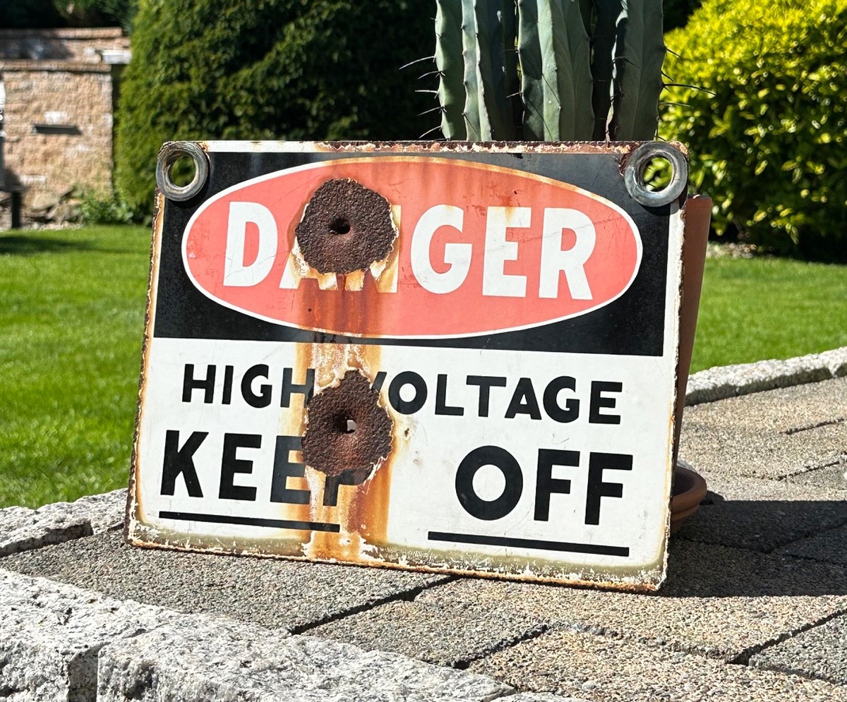 Danger - High Voltage Keep Off Emailschild