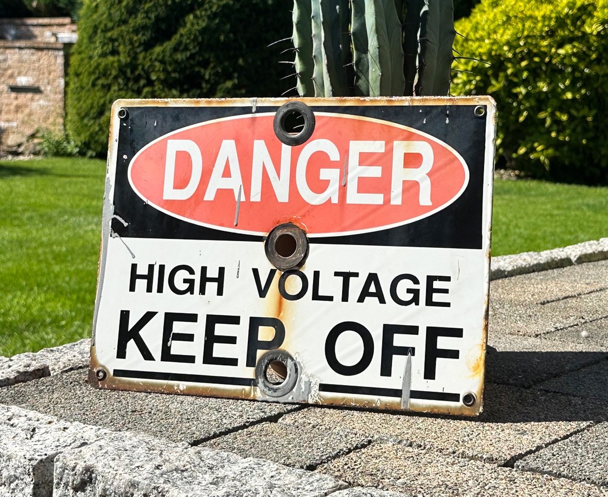 Danger - High Voltage Keep Off Emailschild
