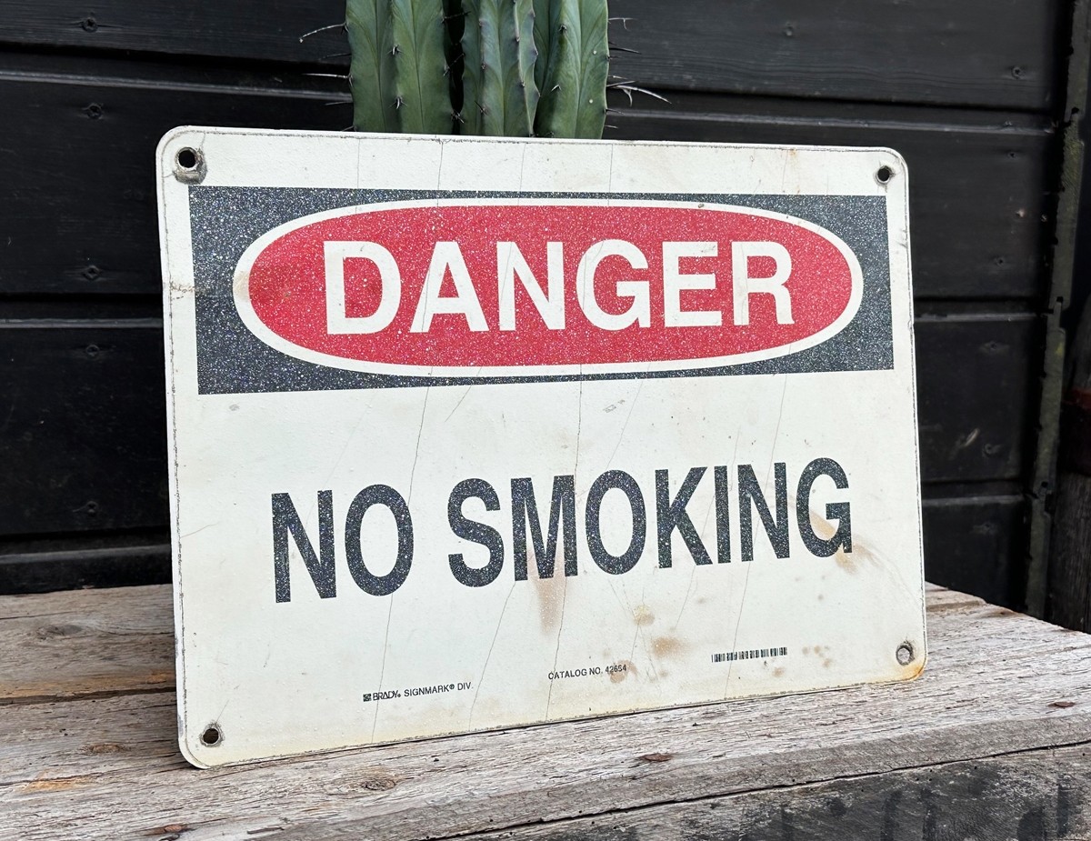 Danger - No Smoking Schild