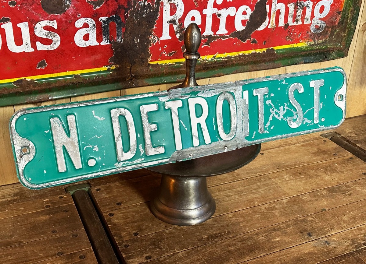 N. Detroit St. Straßenschild