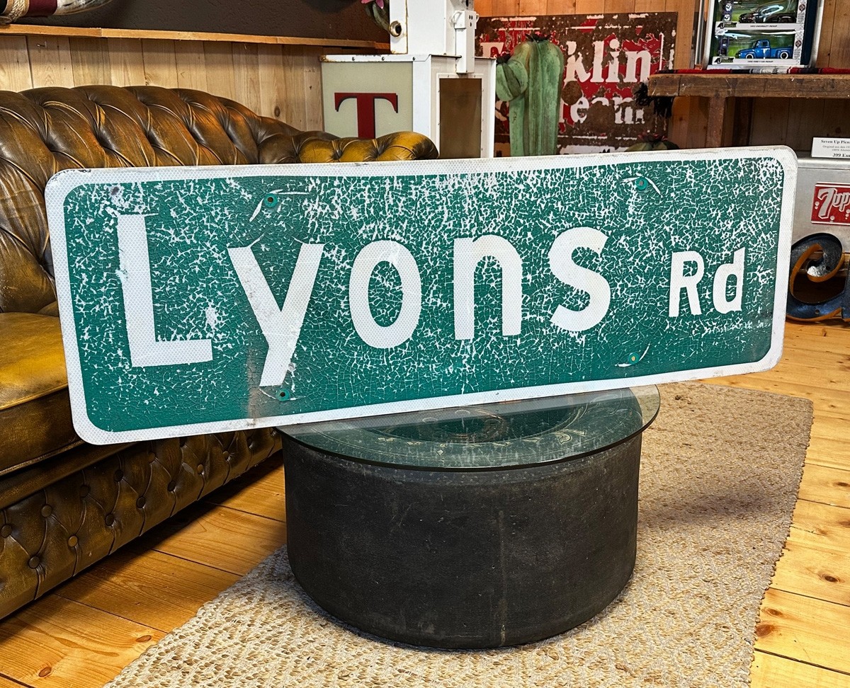 XXL Lyons Rd Straßenschild