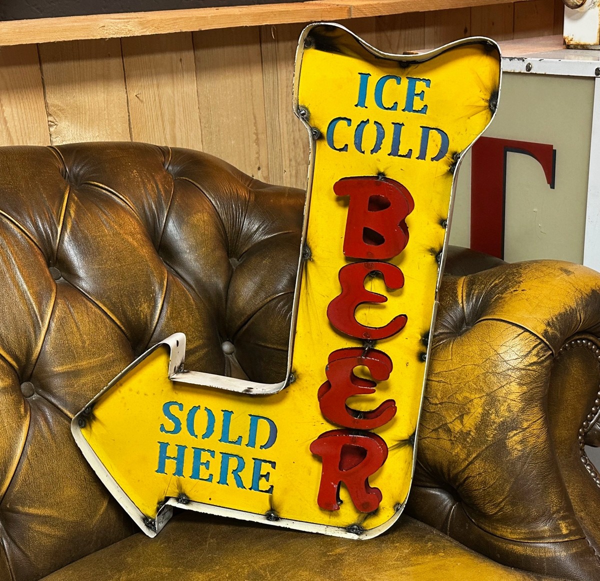 Ice Cold Beer Sold Here Pfeil Schild