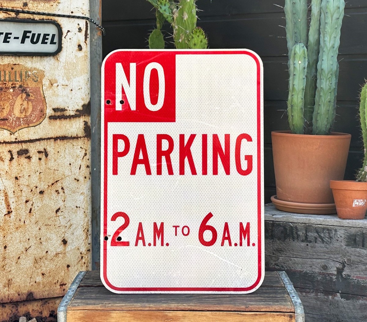 No Parking 2AM to 6AM Schild