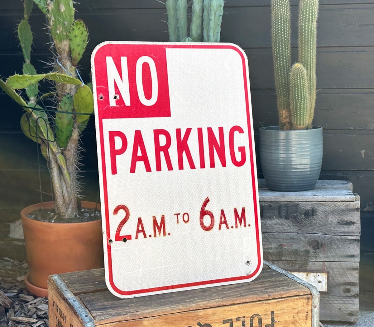 No Parking 2AM to 6AM Schild