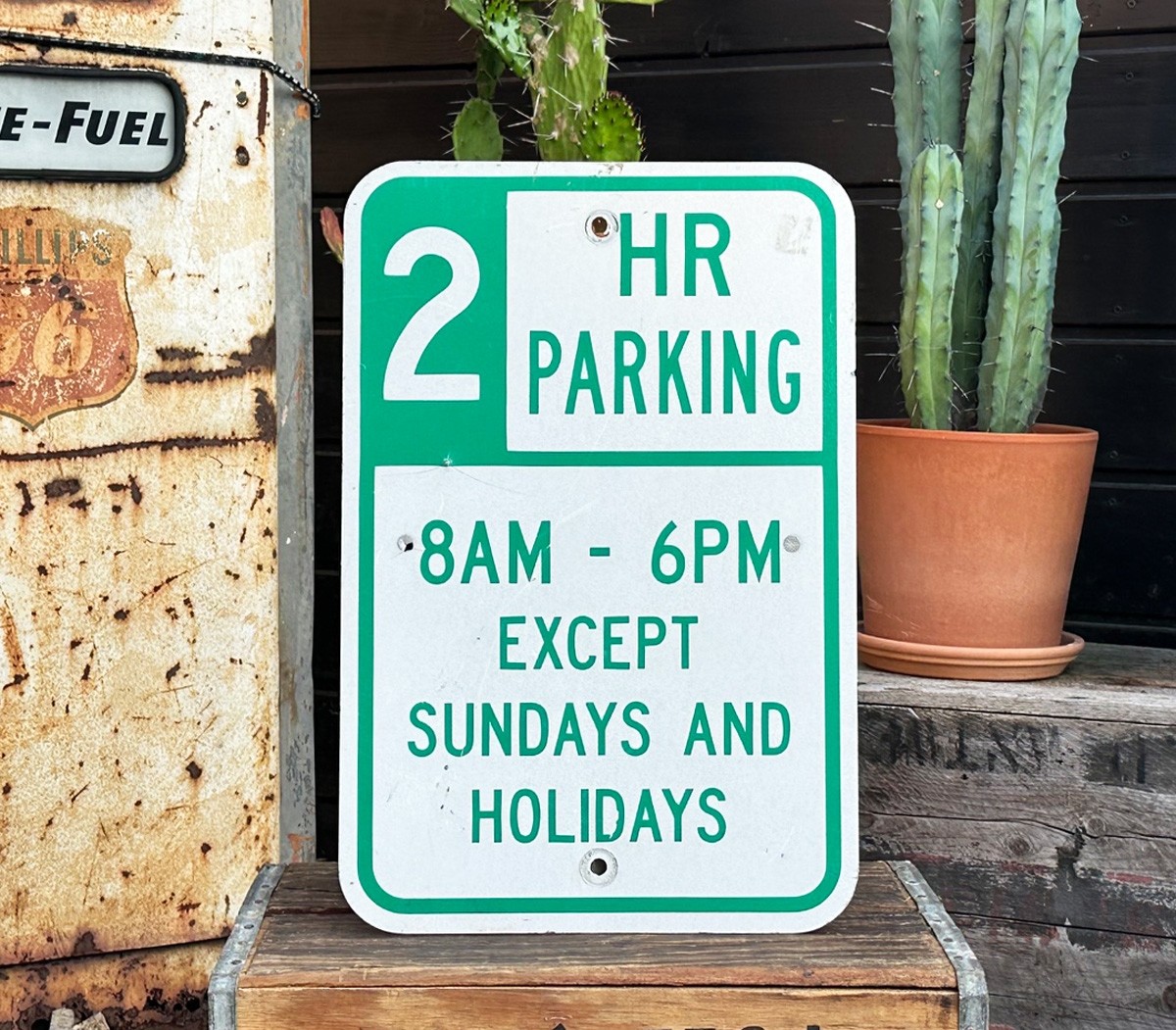 2 Hour Parking 8AM - 6PM Schild