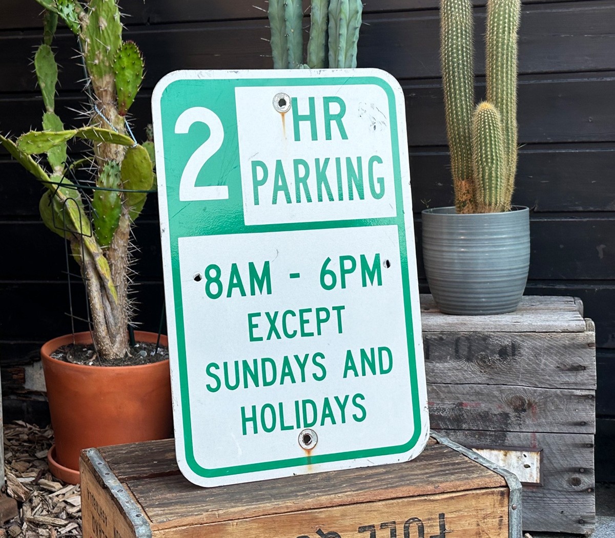 2 Hour Parking 8AM - 6PM Schild
