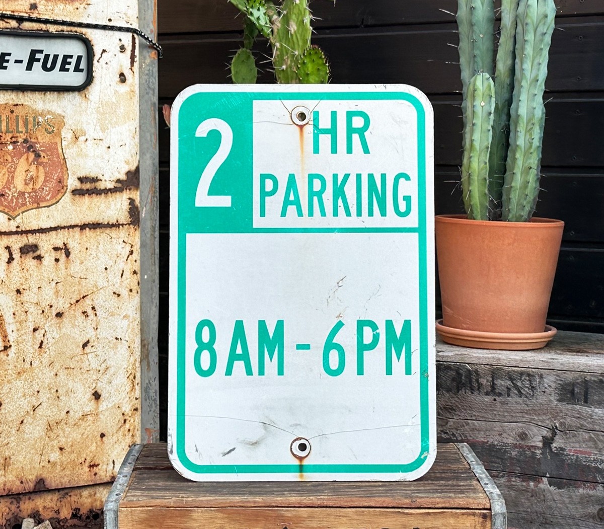2 Hour Parking 8AM - 6PM Schild