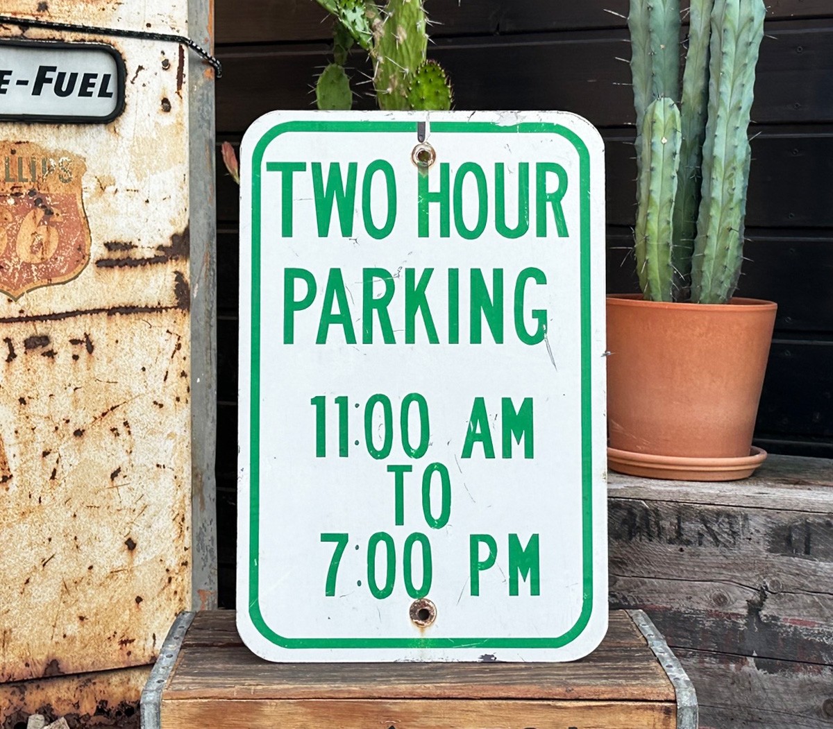 Two Hour Parking 11:00AM - 7:00PM Schild