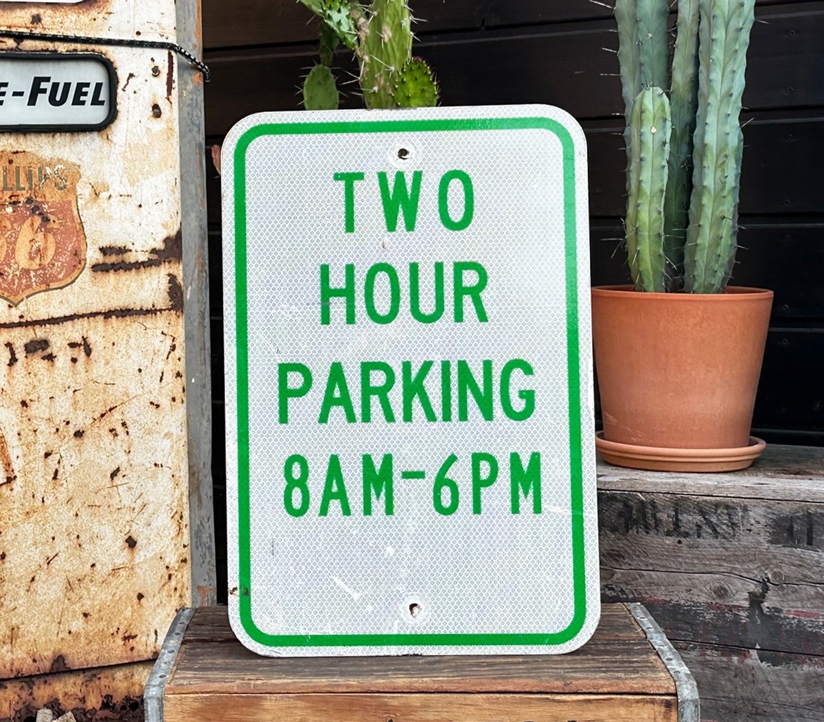 Two Hour Parking 8AM - 6PM Schild