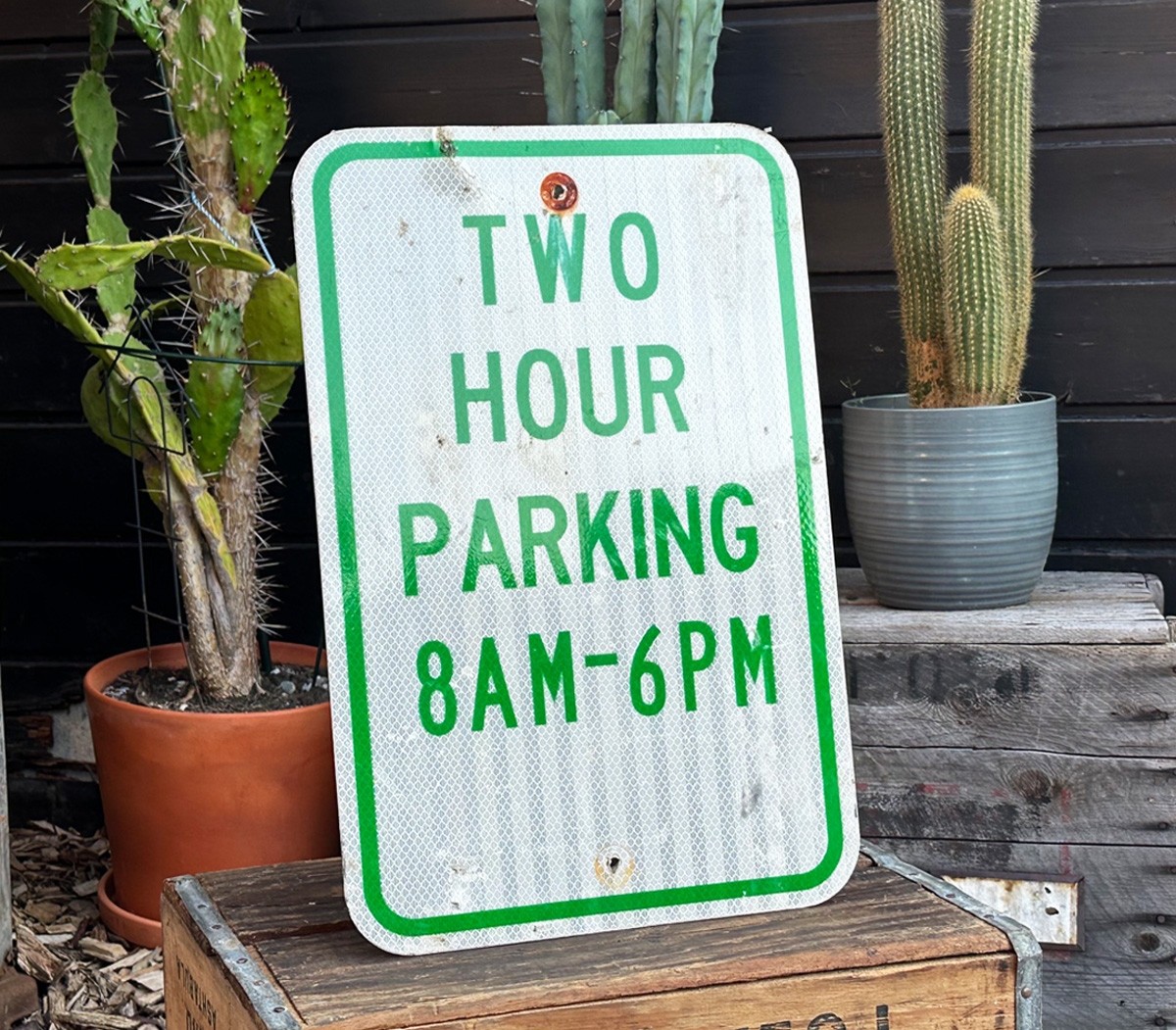 Two Hour Parking 8AM - 6PM Schild
