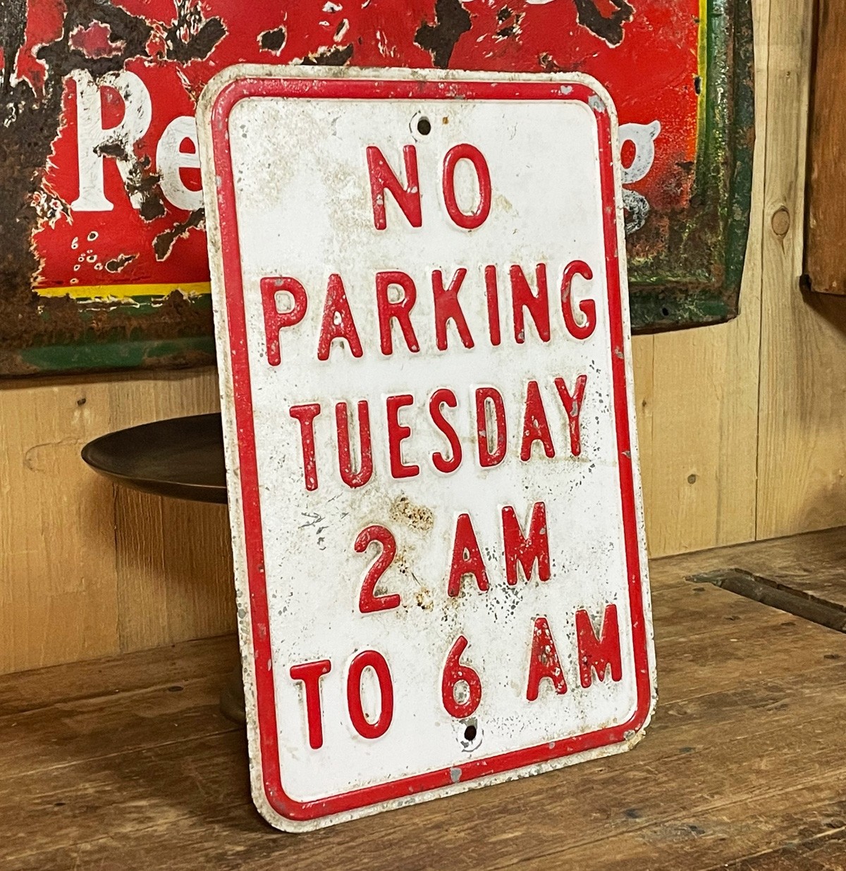 No Parking Tuesday 2AM to 6AM (geprägt) Verkehrsschild