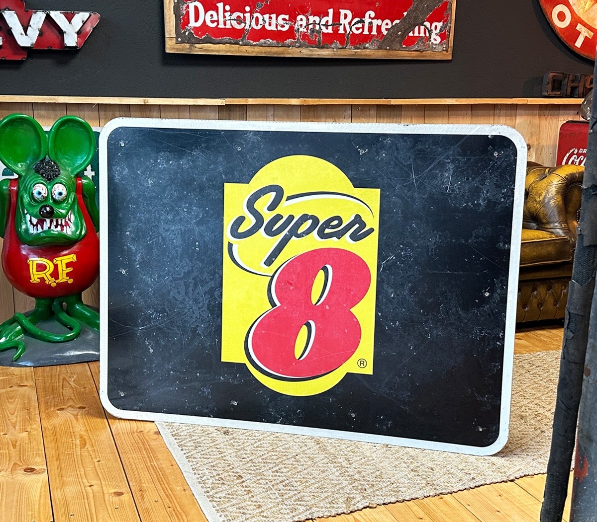 XXL Super 8 Motel Schild
