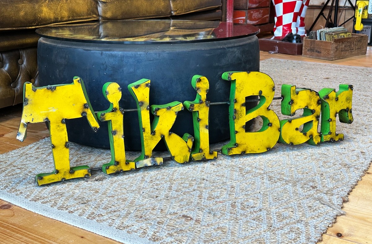 Tiki Bar Schriftzug