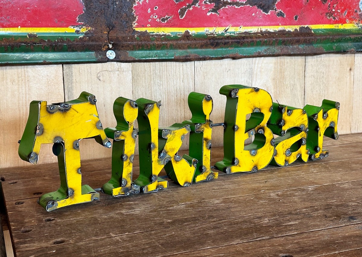 Tiki Bar Schriftzug