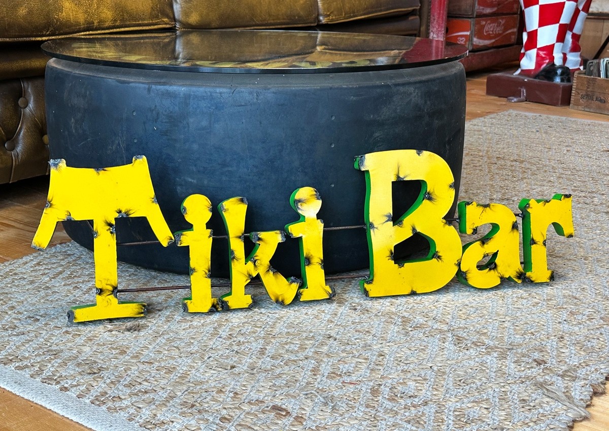 Tiki Bar Schriftzug