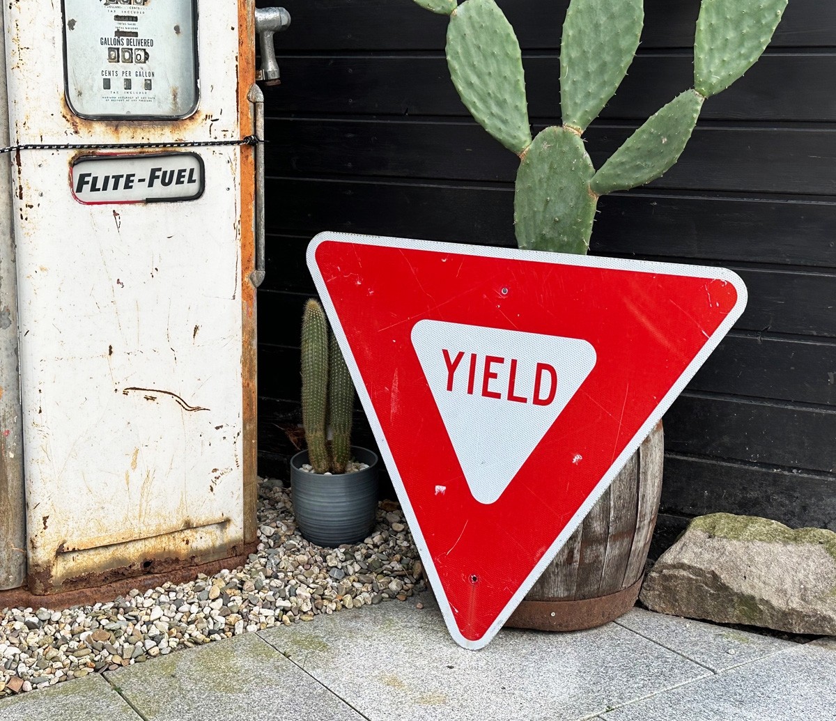 Yield Verkehrsschild