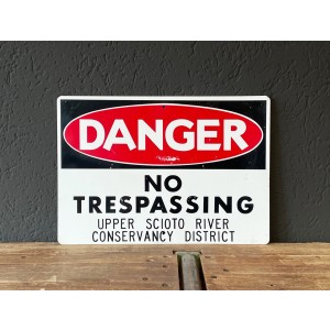Danger - No Trespassing Schild