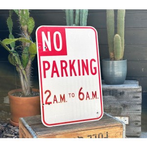 No Parking 2AM to 6AM Schild