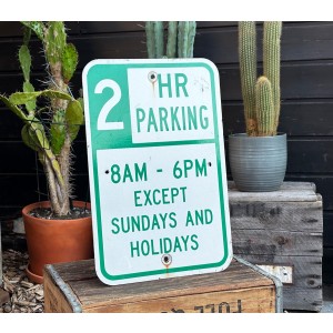 2 Hour Parking 8AM - 6PM Schild