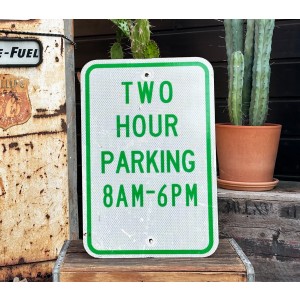 Two Hour Parking 8AM - 6PM Schild