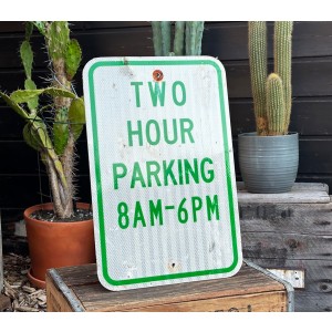 Two Hour Parking 8AM - 6PM Schild