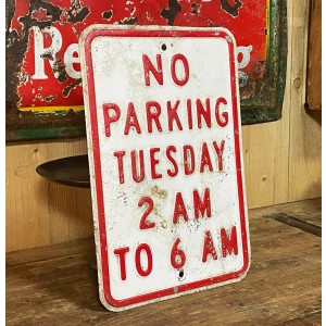 No Parking Tuesday 2AM to 6AM (geprägt) Verkehrsschild