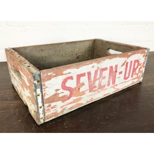 Vintage Seven Up Getränkekiste aus den USA! Diese Holzkiste stammt original aus den 1960/70er Jahren und ist somit ein echtes Stück US Geschichte.  Es handelt sich NICHT um eine Reproduktion die heutzutage in Gartencentern angeboten werden, sondern um
