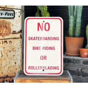 No Skateboarding Bike Riding or Rollerblading Schild