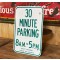 30 Minute Parking 8AM - 5PM Verkehrsschild