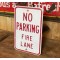No Parking Fire Lane (geprägt) Verkehrsschild