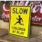 Slow Children at Play Verkehrsschild