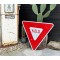Yield Verkehrsschild